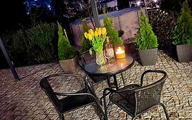 North Nest Guest House - Breakfast & Parking